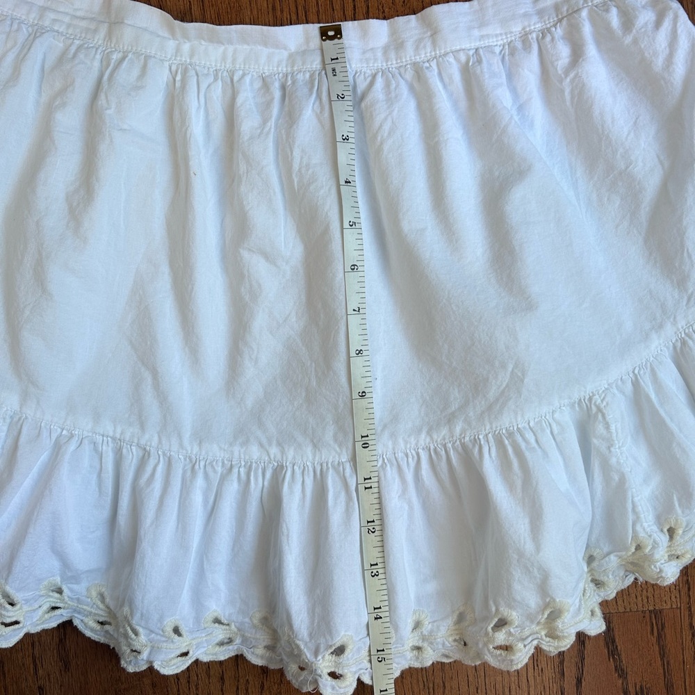 American Eagle High-Waisted Embroidered Eyelet Mini Skirt. Large - Picture 5 of 9